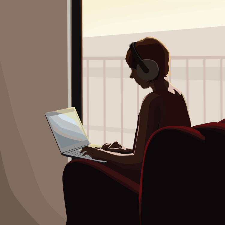 Eine Person sitzt vor einem Fenster und arbeitet an einem Laptop. Sie sitzt dabei auf einem Sessel und ist von der Seite abgebildet.