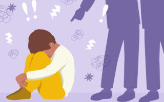 Illustratation, in der ein zusammengekauerter Mensch am Boden sitz, andere Menschen zeigen auf den Menschen