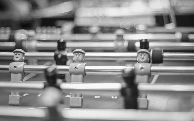 Ein Bild, auf dem männliche Tischkickerfiguren zu sehen sind.